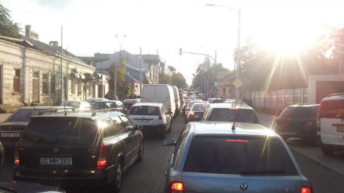 FOTO. Atenție șoferi! Traficul din centrul Chișinăului, blocat