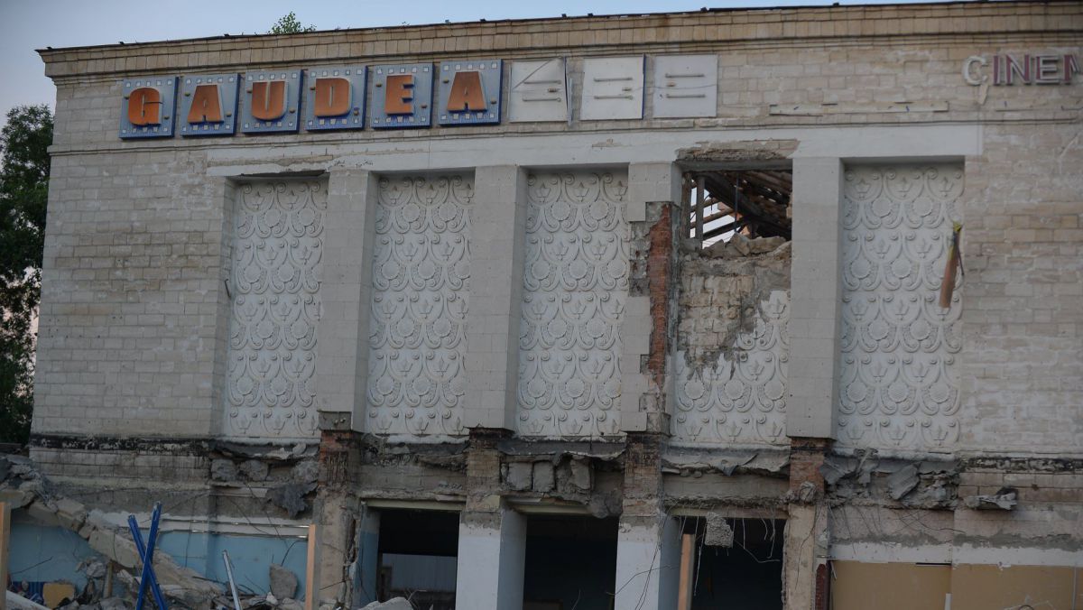 FOTO. Au început lucrările de demolare a cinematografului Gaudeamus. Iată cum arată clădirea