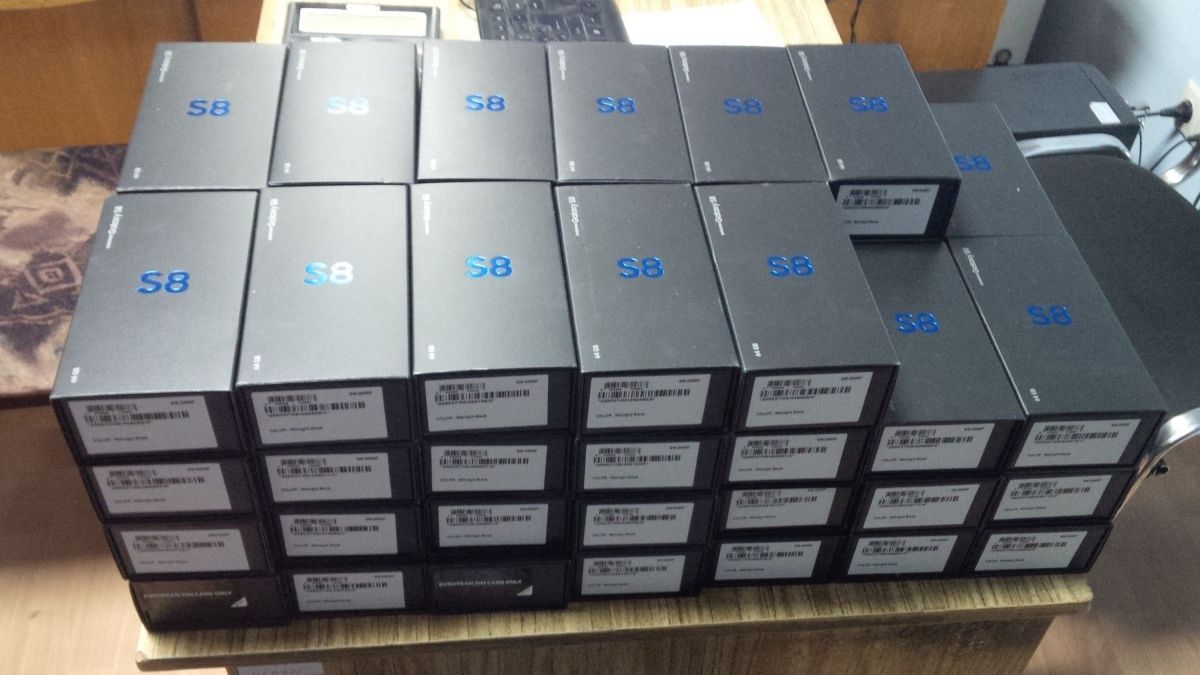 FOTO. Au încercat să treacă vama cu 53 de telefoane Galaxy S8, în valoare de peste 500.000 de lei