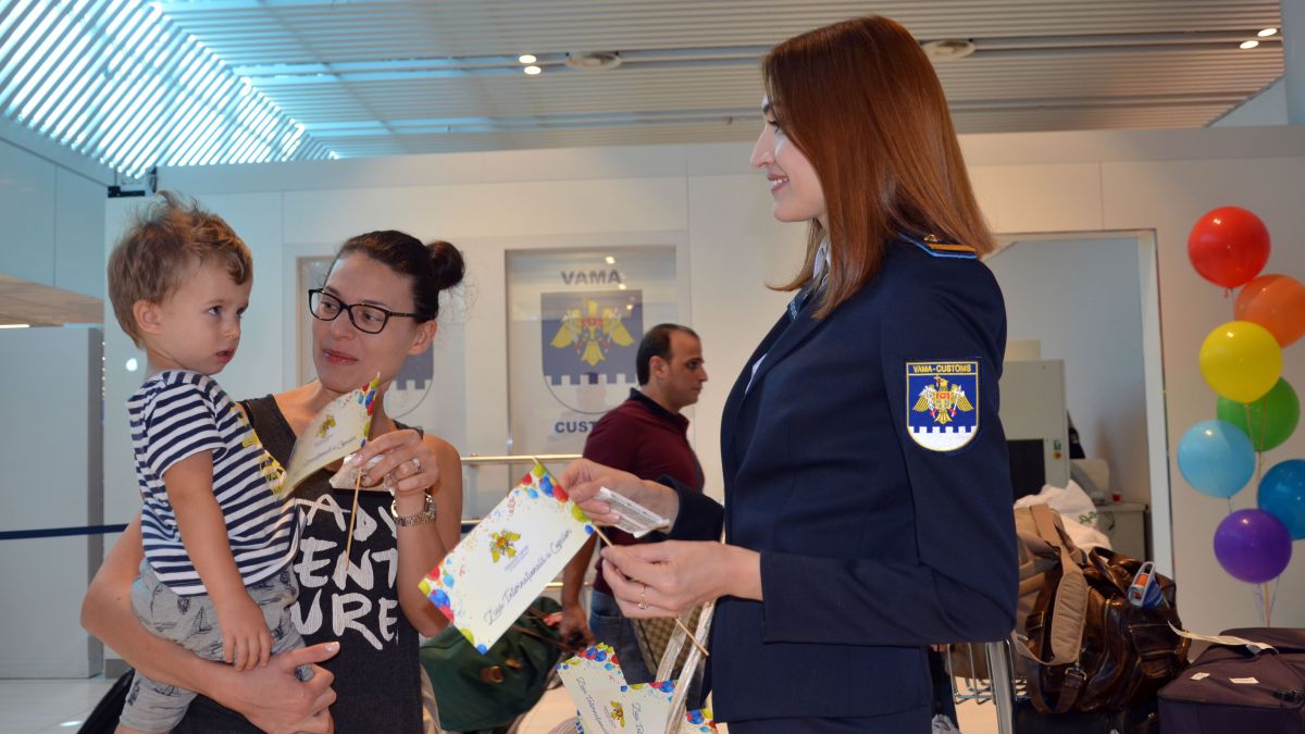FOTO. Au mâncat dulciuri și au făcut poze din ipostaza de vameș. Copiii care au trecut astăzi frontiera au avut parte de surprize