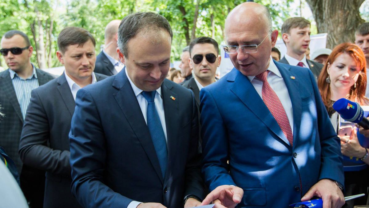 FOTO. Candu și Filip, păziți de bodyguarzi în timpul plimbării prin Orășelul European