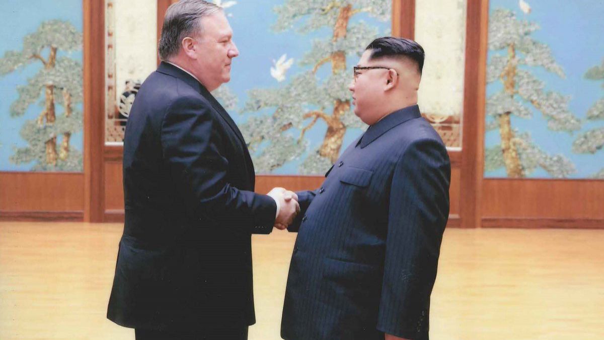 FOTO. Casa Albă a publicat poze de la întâlnirea secretă a fostului șef al CIA cu Kim Jong-un