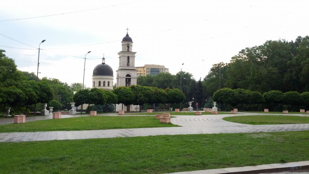 Chișinăul găzduiește marșul comunității LGBT și festivalul Familiei, organizat de Dodon
