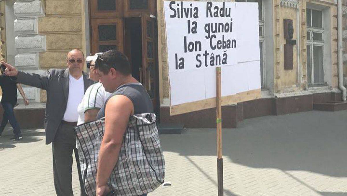 FOTO. Circul din ultima zi de campanie. Ce pancartă a apărut în fața Primăriei