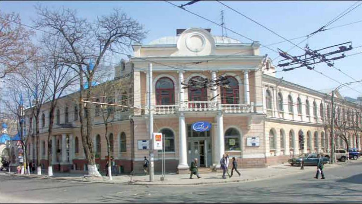 FOTO. Clădirea Liceului „Gheorghe Asachi”, fost gimnaziu de fete al Zemstvei Basarabene, va fi renovată