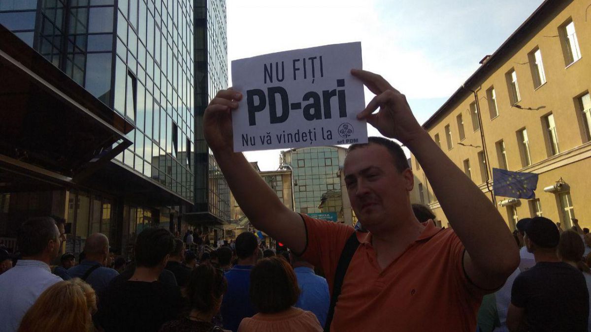 FOTO. Cu ce „adresări” au venit oamenii la protest. „Am scăpat de „raiul comunist” ca să ne trezim în cel PD-ist”
