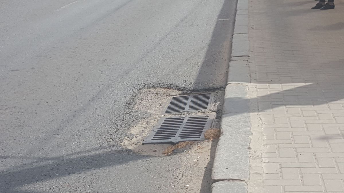 FOTO. Cu gropi și denivelări: Starea bd Ștefan cel Mare din Capitală la nici un an după schimbarea la față