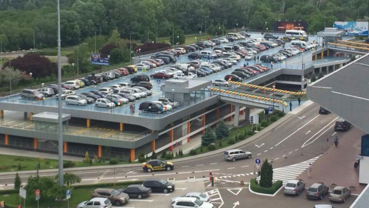 FOTO. Cum arată parcarea multietajată a Aeroportului Internațional Chișinău care a fost deschisă astăzi
