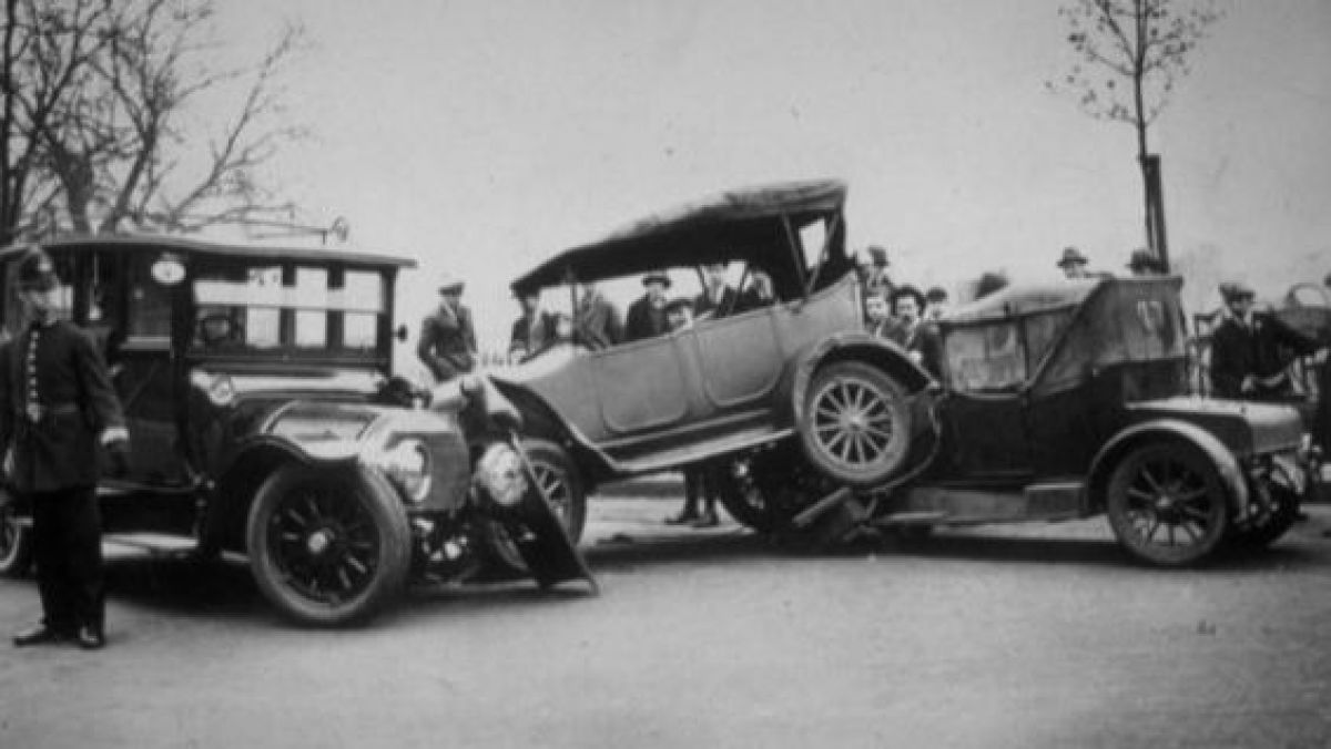 FOTO. Cum arătau maşinile implicate în primele accidente rutiere din istorie