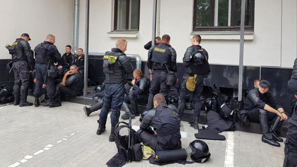 FOTO. Clădirea CSJ, păzită de zeci de polițiști cu bastoane și veste antiglonț