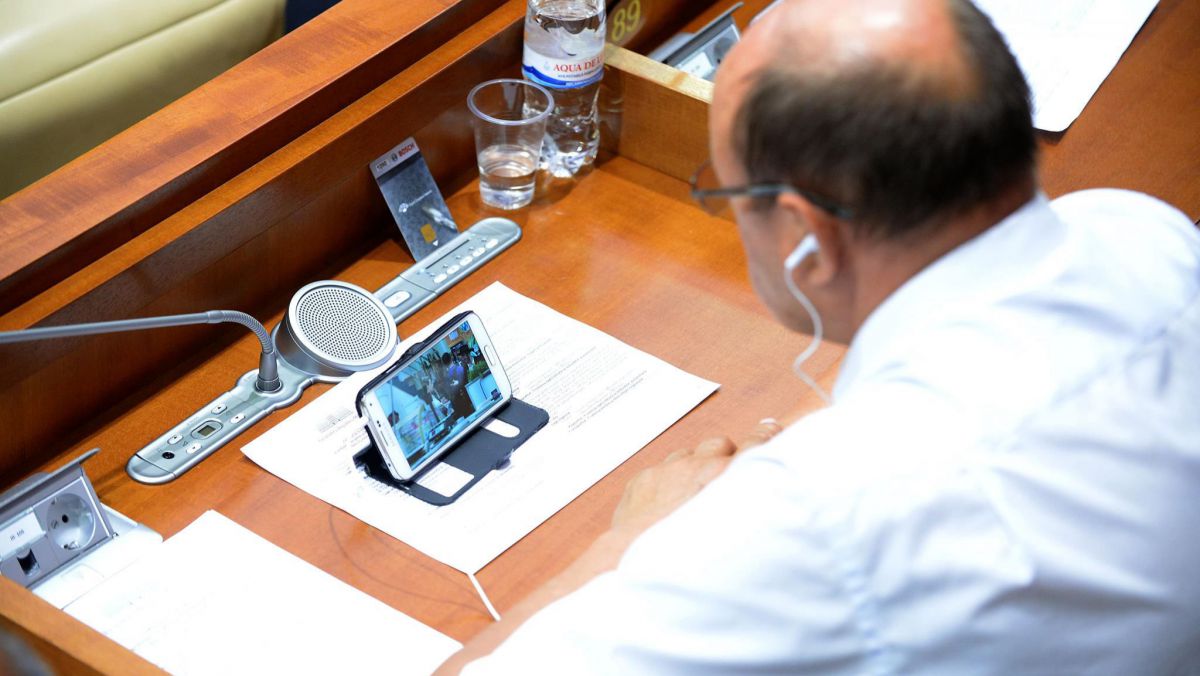 FOTO. Deputat democrat, surprins uitându-se la „Pole ciudes” în timpul ședinței plenare a Parlamentului