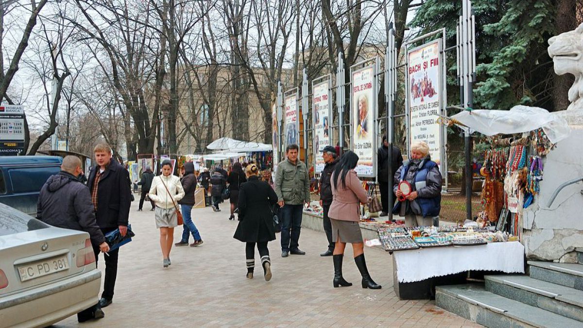 FOTO. DOC. Târgul din scuarul „Mihai Eminescu” ar putea fi mutat în fața casei lui Plahotniuc