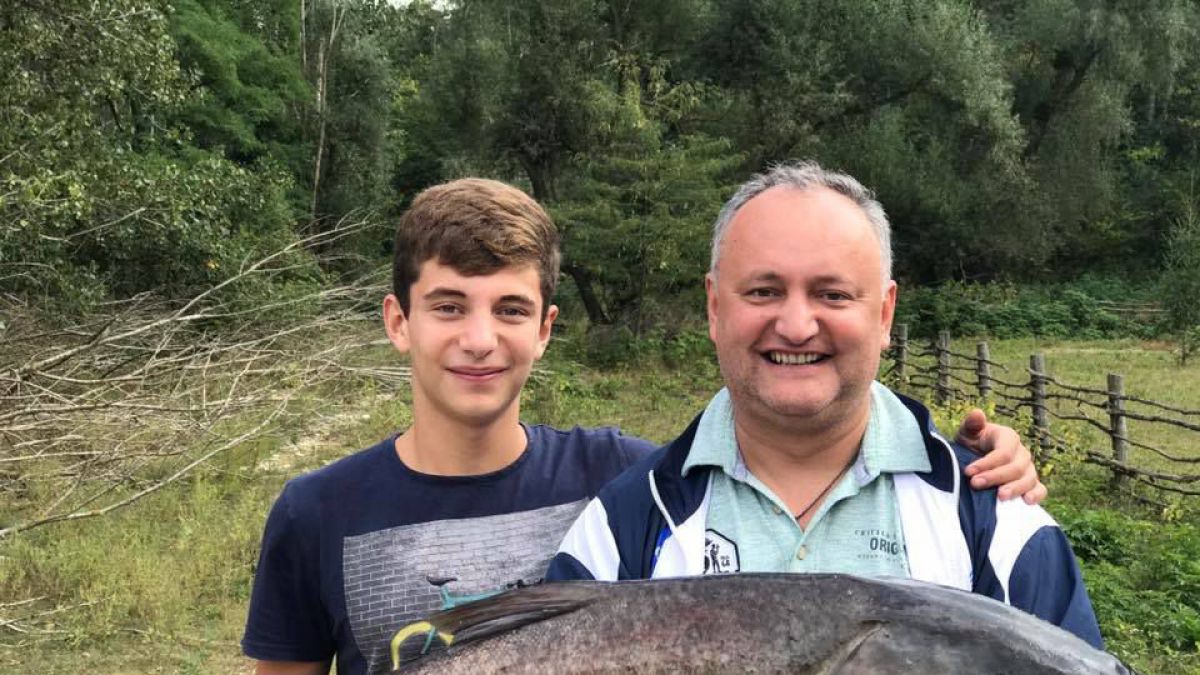 FOTO. Dodon și peștele gigant. Președintele se laudă cu o captură impresionantă la pescuit