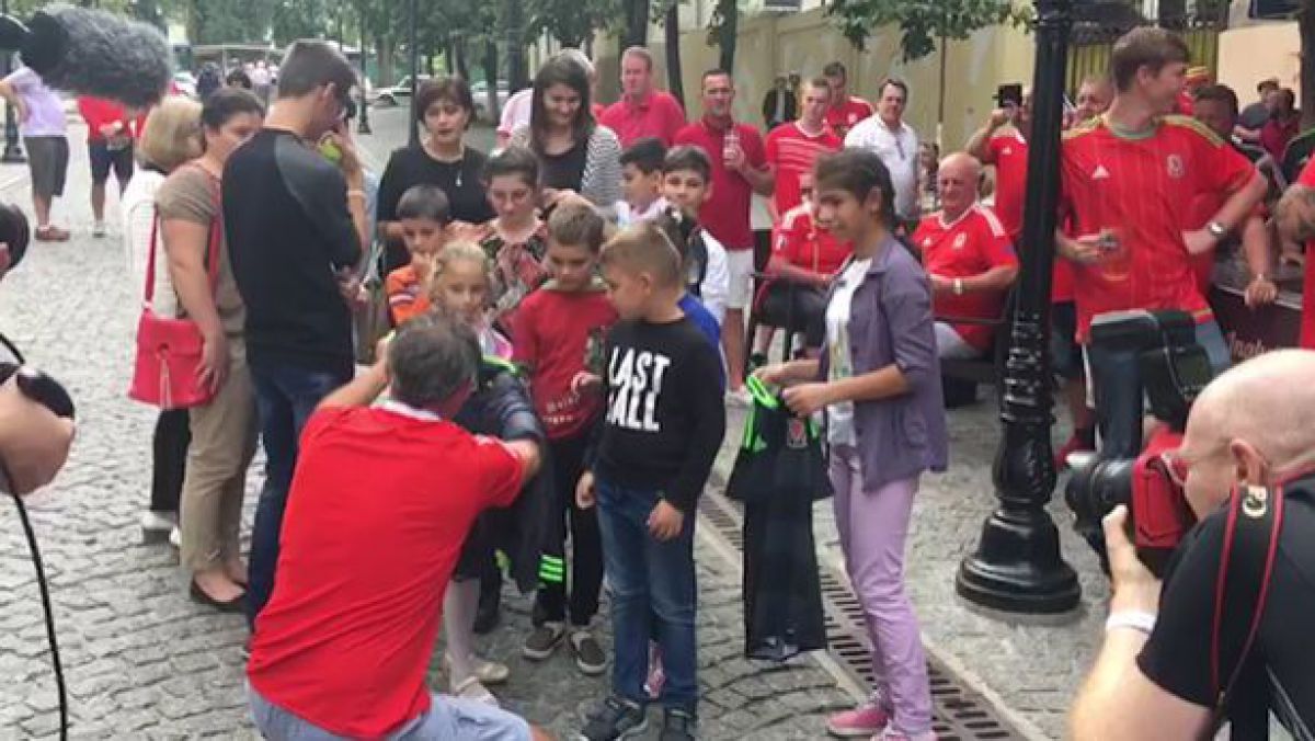 FOTO. Donații de peste 1.000 de lire. Ce bunuri au împărțit fanii galezi copiilor orfani din Chișinău