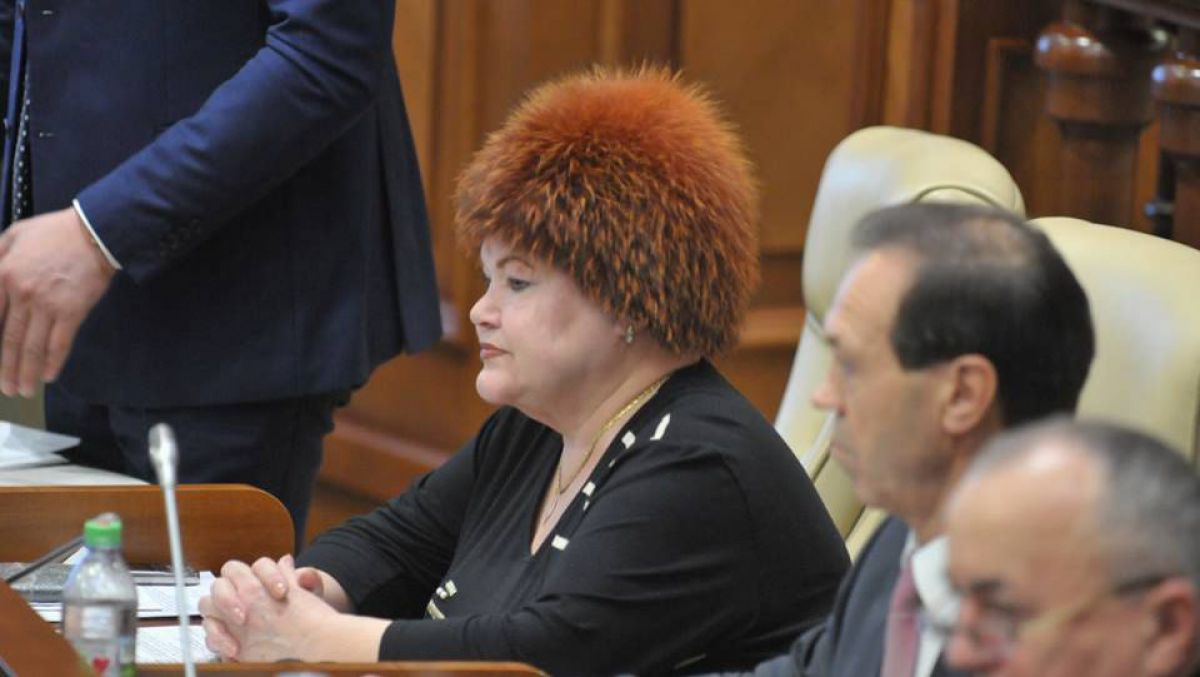 FOTO. E frig în Parlament? Cum s-a prezentat socialista Hrenova la ședința plenară