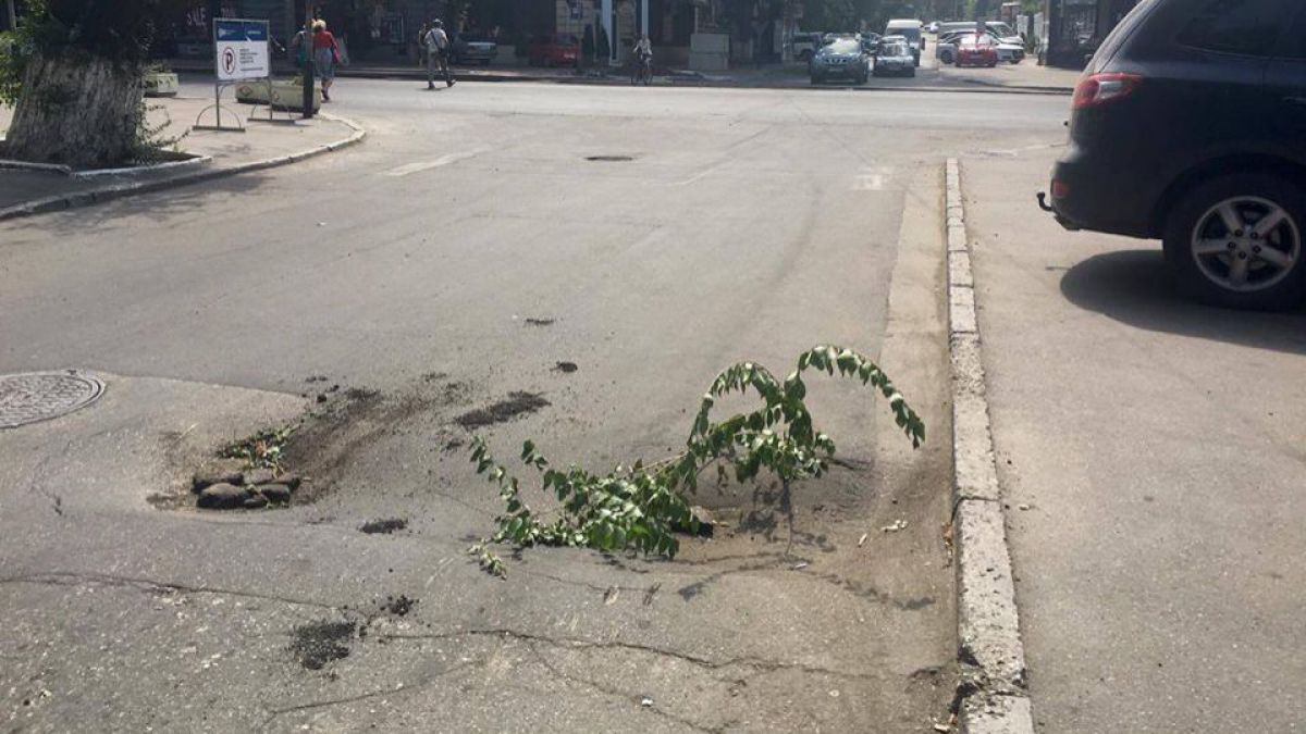 FOTO. Element de cod - crenguța! Încă o porțiune de asfalt stă să se surpe pe o stradă din Capitală