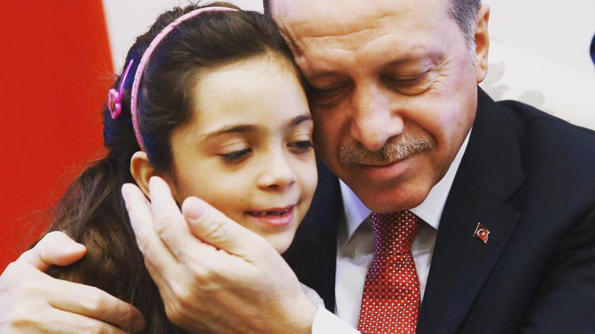 FOTO. Erdogan a avut o întrevedere cu fetiţa siriană care a postat în timp real bombardamentele din Alep