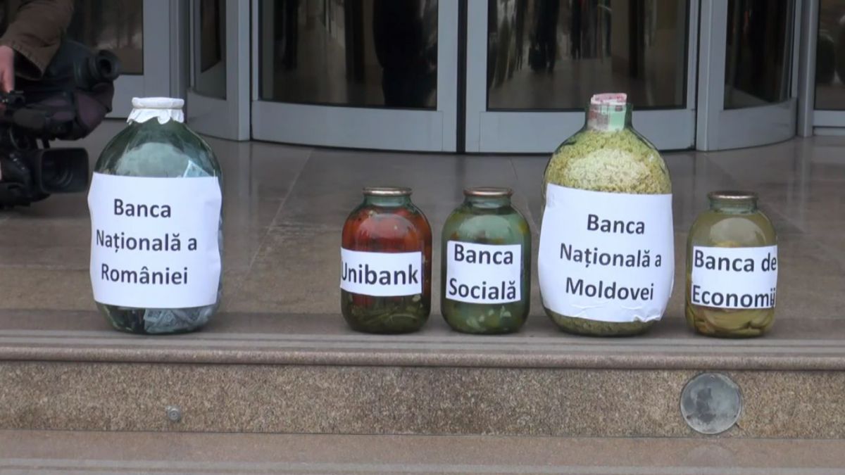 FOTO. Flashmob cu borcane pline de murături și compot, în fața BNM. Ce au cerut organizatorii