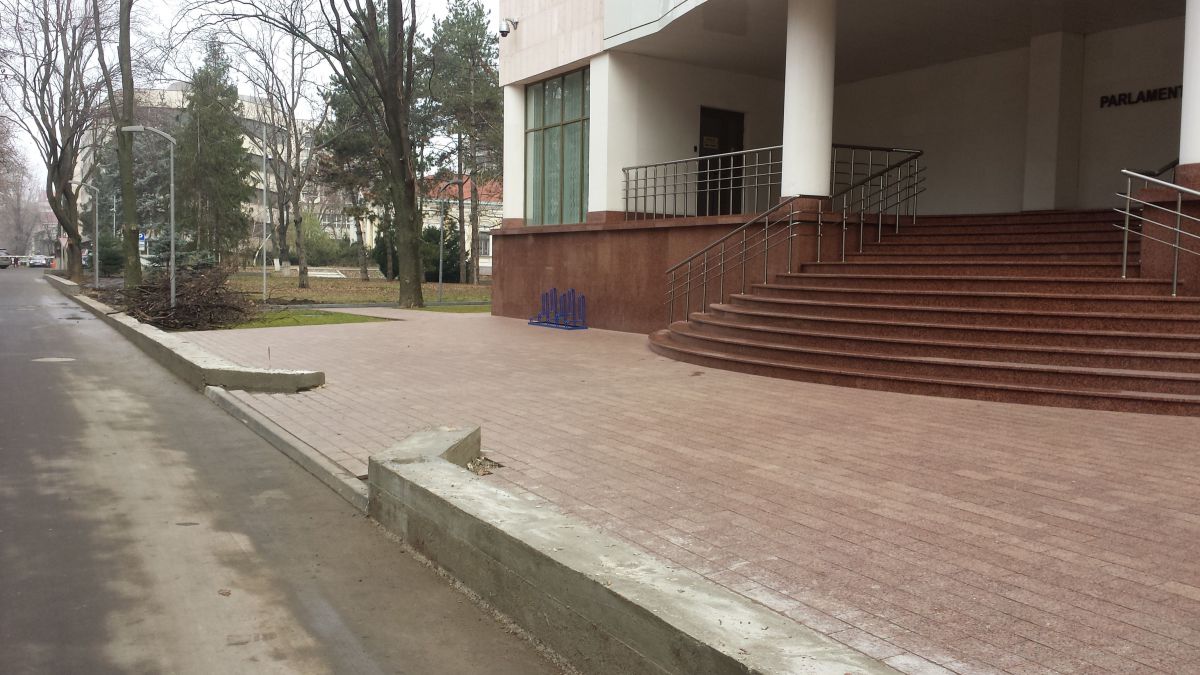 FOTO. Fundamentul e gata? Lucrările la gardul din jurul Parlamentului continuă