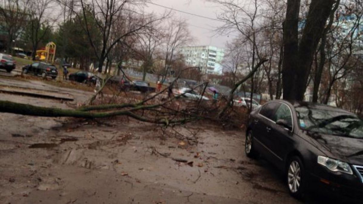 FOTO. Furtuna de astăzi a lăsat 107 localități fără curent electric