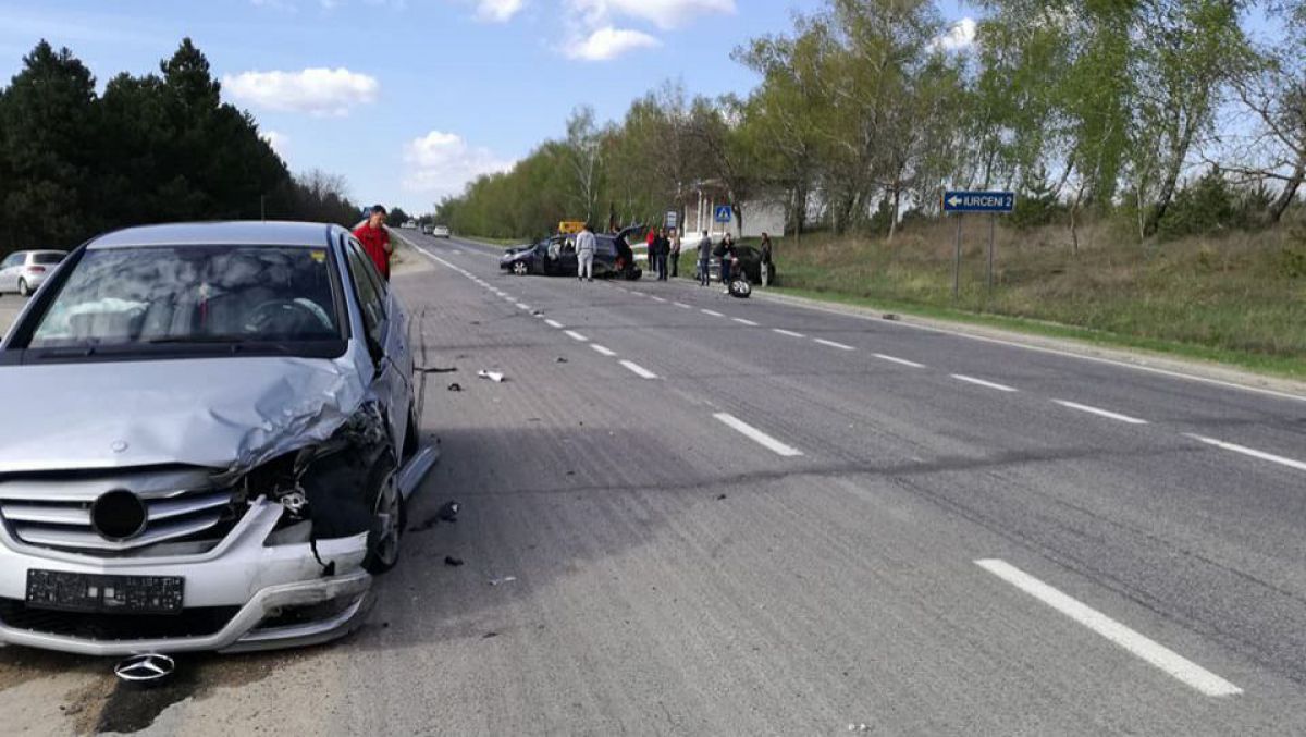FOTO. Grav accident pe traseul Chișinău Leușeni, cu implicarea a trei mașini. Cauza preliminară: viteza excesivă