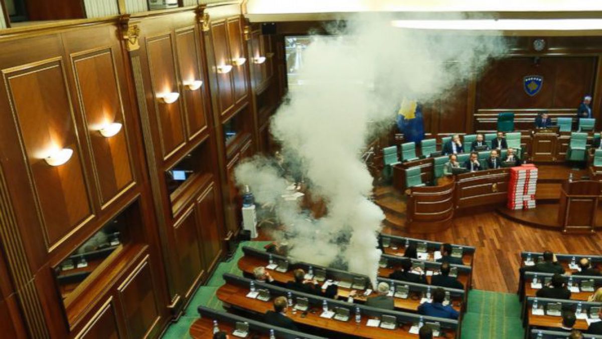 VIDEO. Incident cu gaze lacrimogene în Parlamentul din Kosovo