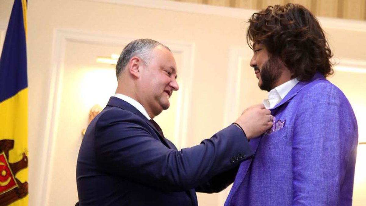 FOTO. Kirkorov cântă gratuit la Sadova, iar Dodon îi conferă titlul de „Artist al Poporului”