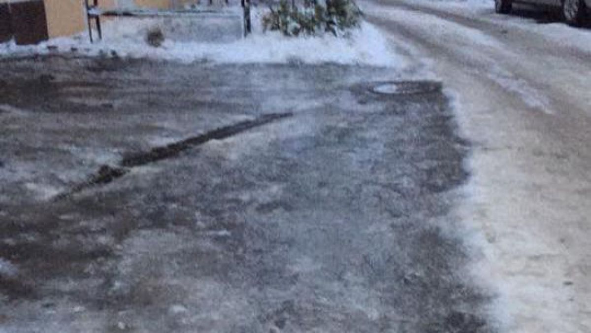 FOTO. La primele ore ale dimineții, străzile capitalei sunt adevărate patinoare