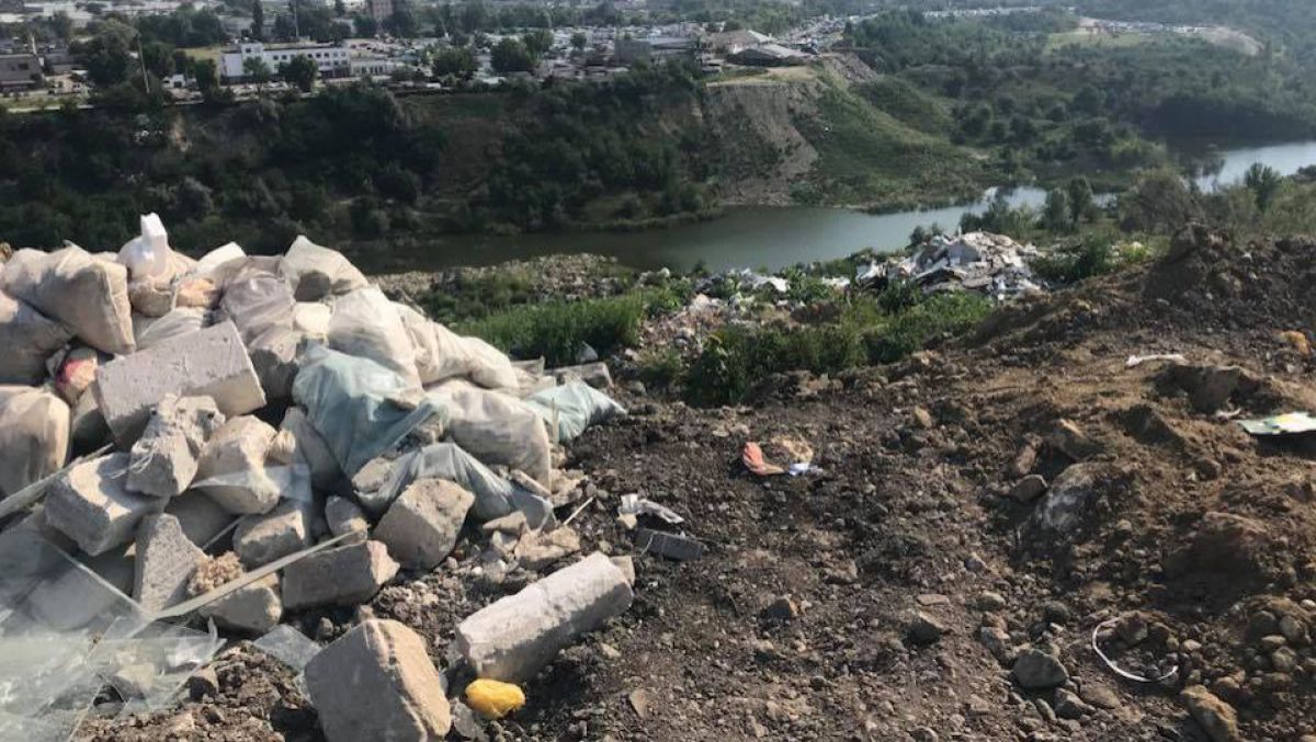 FOTO. La Trușeni s-a format o gunoiște ilegală. Codreanu: Voi sesiza Procuratura și Inspecția Ecologică