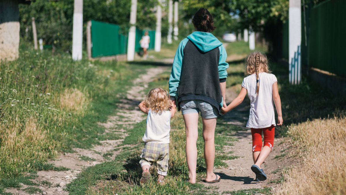 FOTO. „Mi-au spus să mă protejez, dar nu mi-au explicat cum”. Istoria unei mame cu trei copii, care a născut la 16 ani