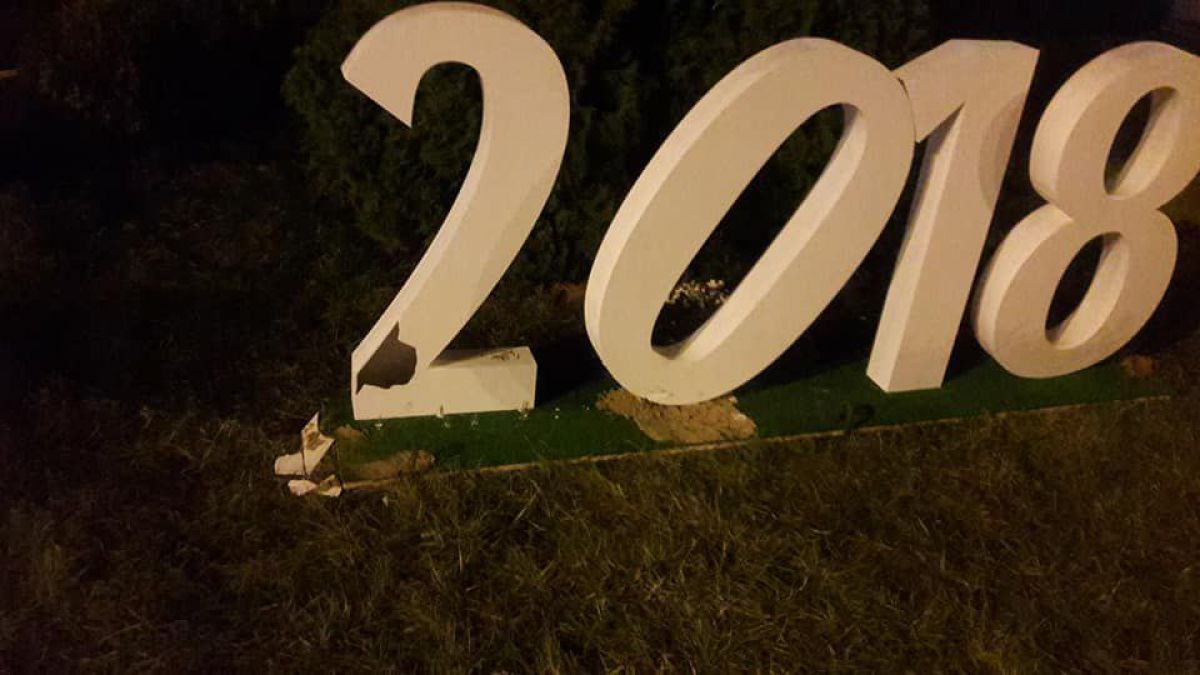 FOTO. N-a trecut nicio zi! Elemente ale Târgului de Crăciun de pe str. 31 August, vandalizate în seara inaugurării