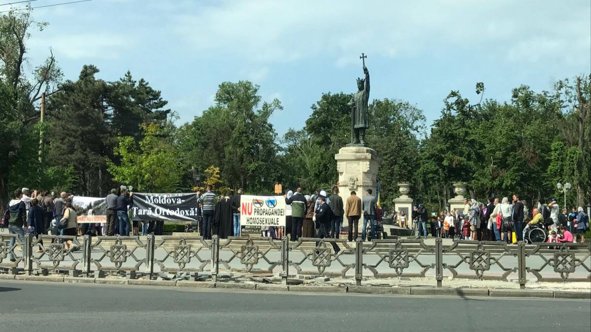 FOTO. „Nu propagandei homosexuale”. Mitingul pentru „valorile familiei tradiționale” a adunat câteva sute de persoane