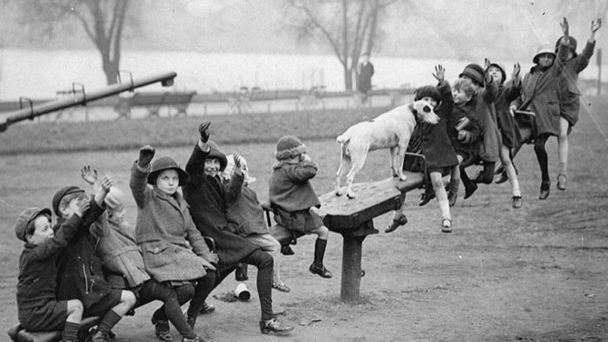 FOTO. „O altfel de copilărie” ilustrată în 20 fotografii istorice