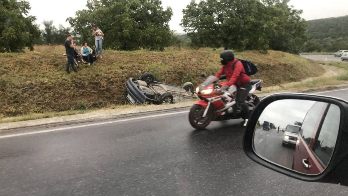 FOTO. O mașină s-a răsturnat într-un șanț la Peresecina. De vină ar fi carosabilul umed