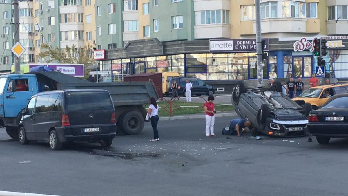 FOTO. O mașină s-a răsturnat la intersecția străzilor Dumeniuc și Mircea cel Bătrân din Capitală