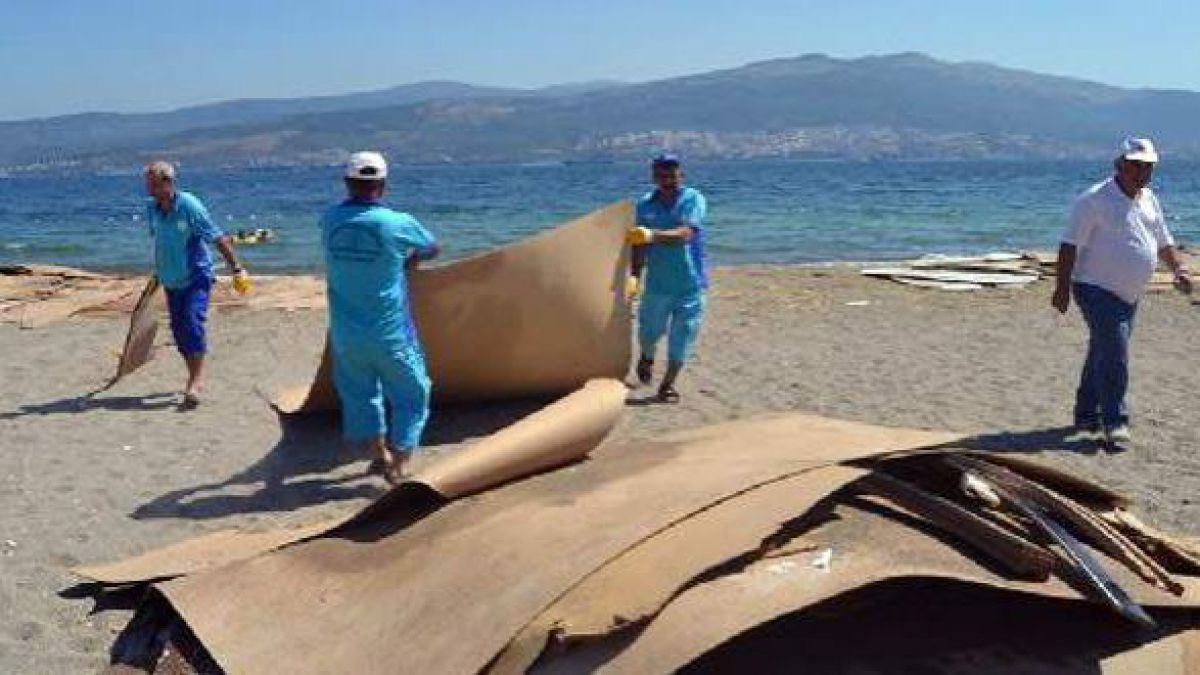 FOTO. O navă cargo sub pavilion moldovenesc a poluat plaja turcească cu plăci aglomerate de lemn