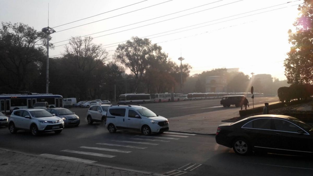 FOTO. O nouă zi, o altă zonă de ambuteiaje în Capitală: Zeci de troleibuze stau blocate în Piața Marii Adunări Naționale