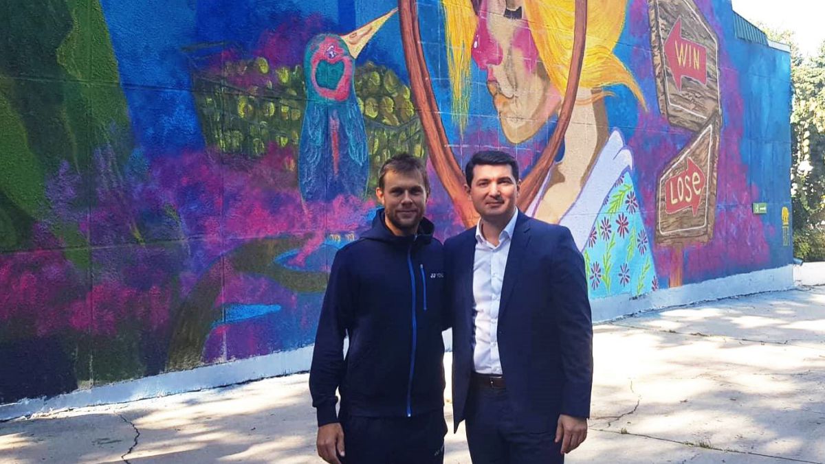 FOTO. O pictură murală gigantică îi întreabă pe viitorii campioni la tenis: „Win or Lose?”