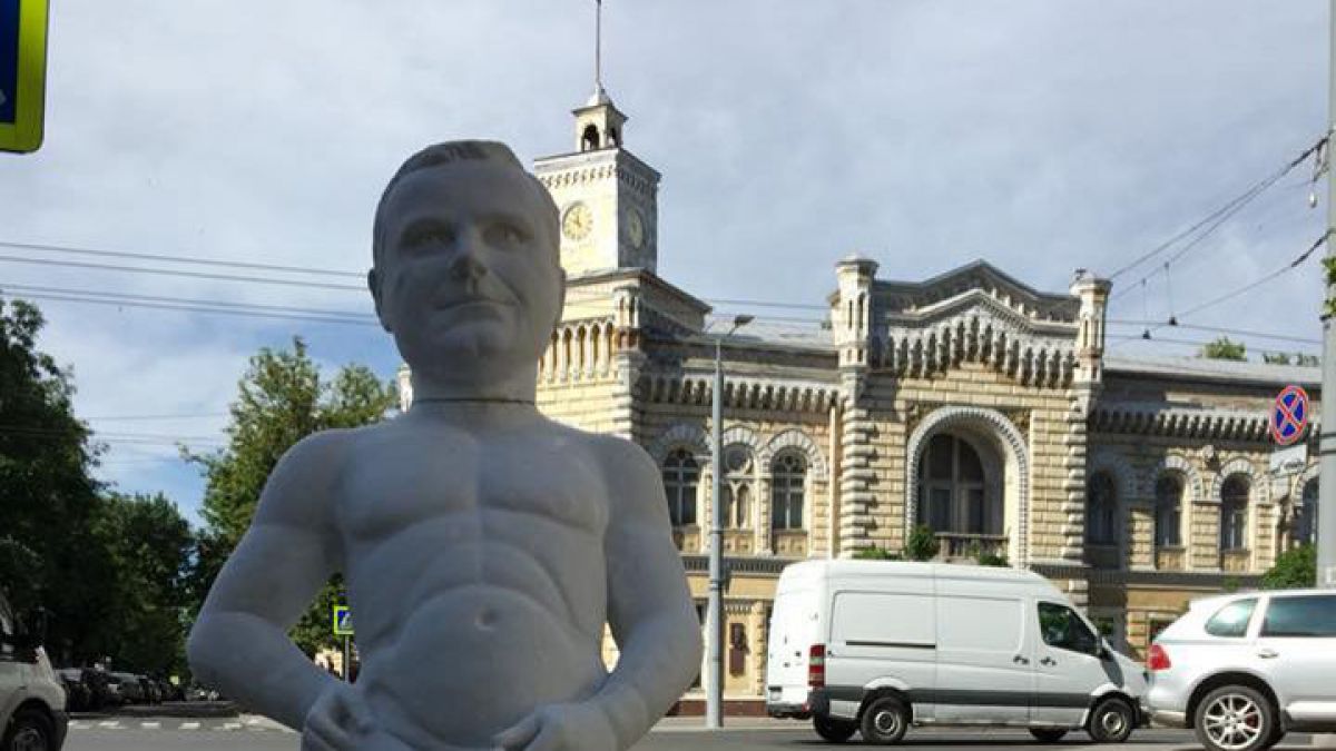 FOTO. O statuie obscenă a lui Andrei Năstase, afișată în fața Primăriei Chișinău. Cel care a adus-o a fost reținut