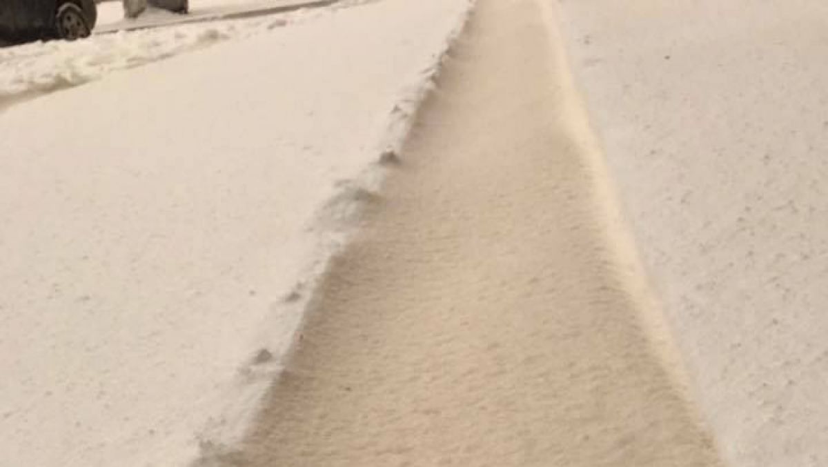 FOTO. Omăt „colorat” în mai multe localități din sudul țării. Cum explică meteorologii acest fenomen