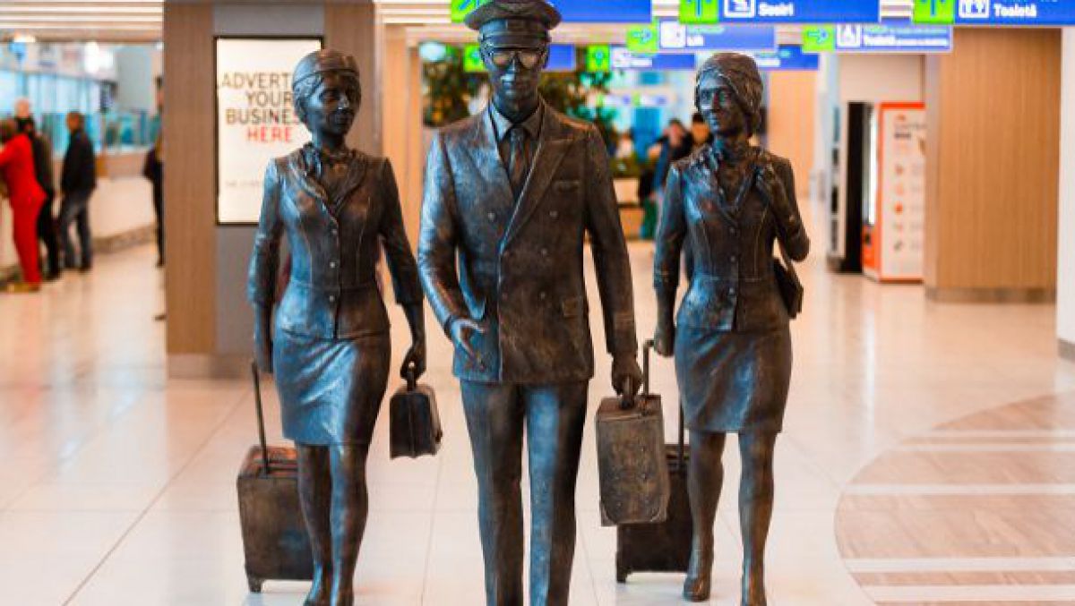 FOTO. Pe Aeroportul Internațional Chișinău a apărut sculptura unui echipaj de bord