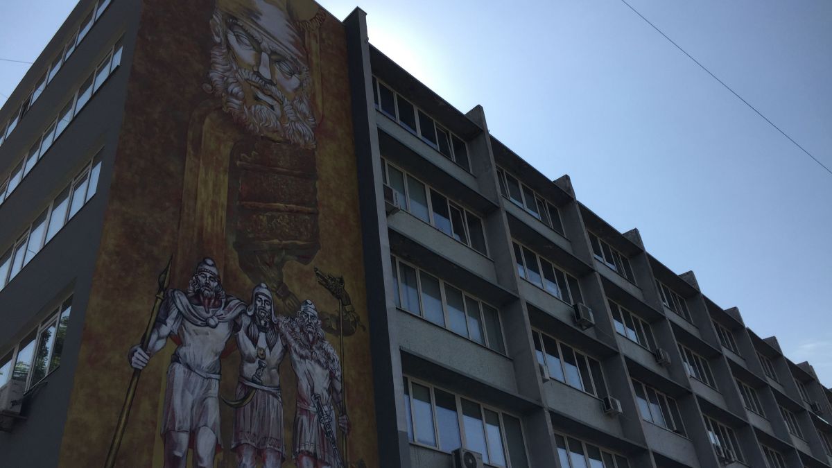 FOTO. „Peretele gloriei”. Chișinăul s-a ales cu o pictură murală de 120 de metri pătrați, ce îl înfățișează pe Decebal