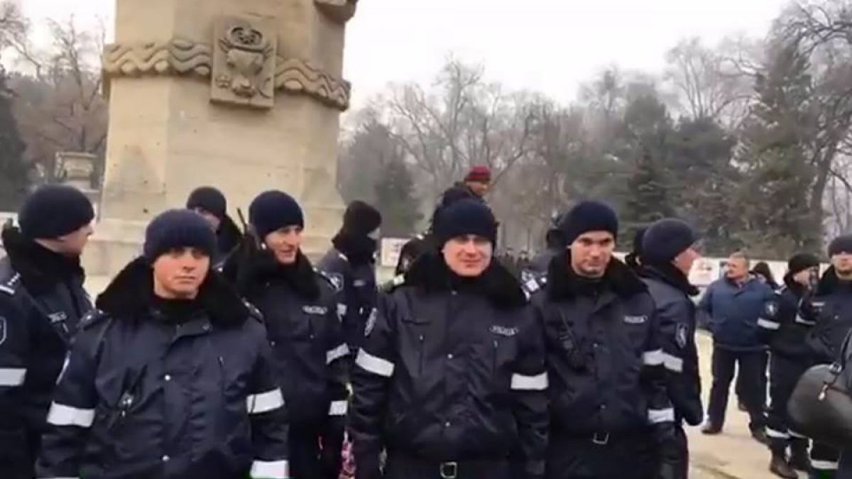 FOTO. „Atentat” la coroana depusă de Dodon la statuia lui Ștefan cel Mare. Peste 15 polițiști o „apără” de protestari