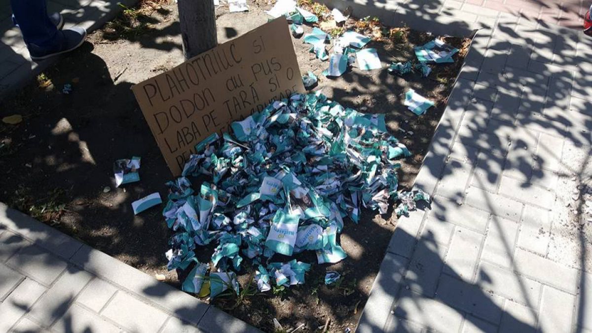 FOTO. Pliante împrăștiate pe Ștefan cel Mare. Conțin mesaje denigratoare la adresa Maiei Sandu și a lui Andrei Năstase