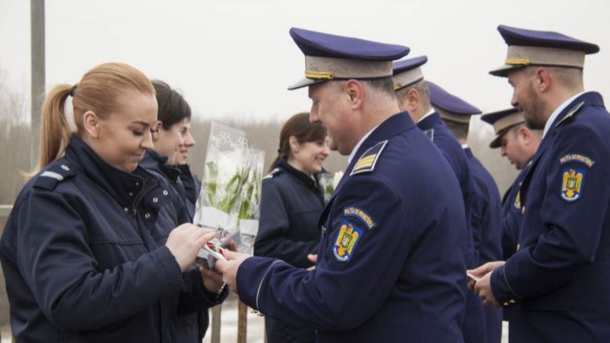 FOTO. Polițiștii de Frontieră din R. Moldova și România au făcut schimb de mărțișoare la mijloc de pod