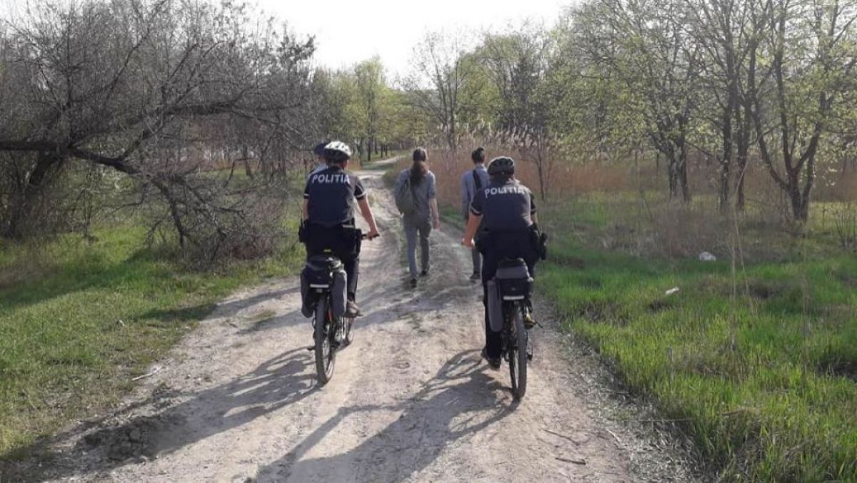 FOTO. Polițiștii pe biciclete, în acțiune. Au reținut doi tineri într-un parc din capitală