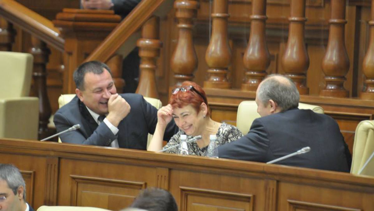 FOTO. Priceput la bancuri, deputatul Zagorodnîi îi face pe colegii săi să râdă în hohote în timpul ședinței plenului