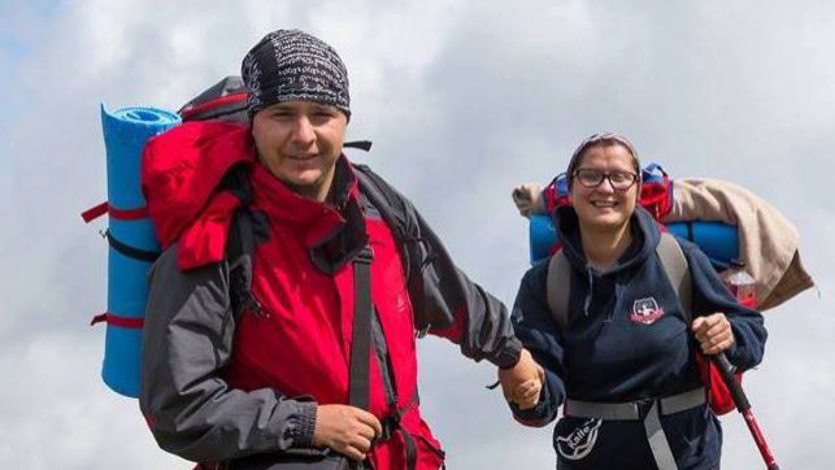 FOTO. Reportaj. Dacă nu merg ei în lume, fac lumea să vină la ei: Familia care descoperă mapamondul fără să plece din țară