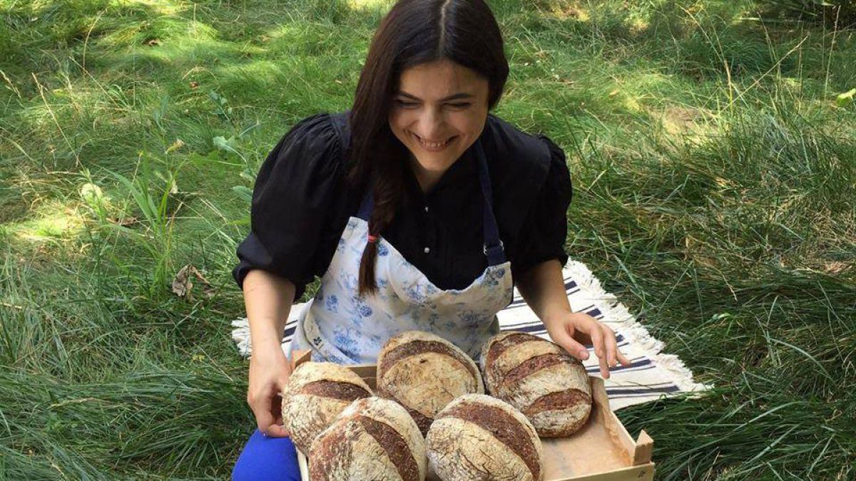 FOTO. Reportaj: A declinat meseria de brutar la genul feminin. Povestea Nataliei Matiescu, femeia care a învățat să-și trăiască acasă pasiunea gustoasă și sănătoasă