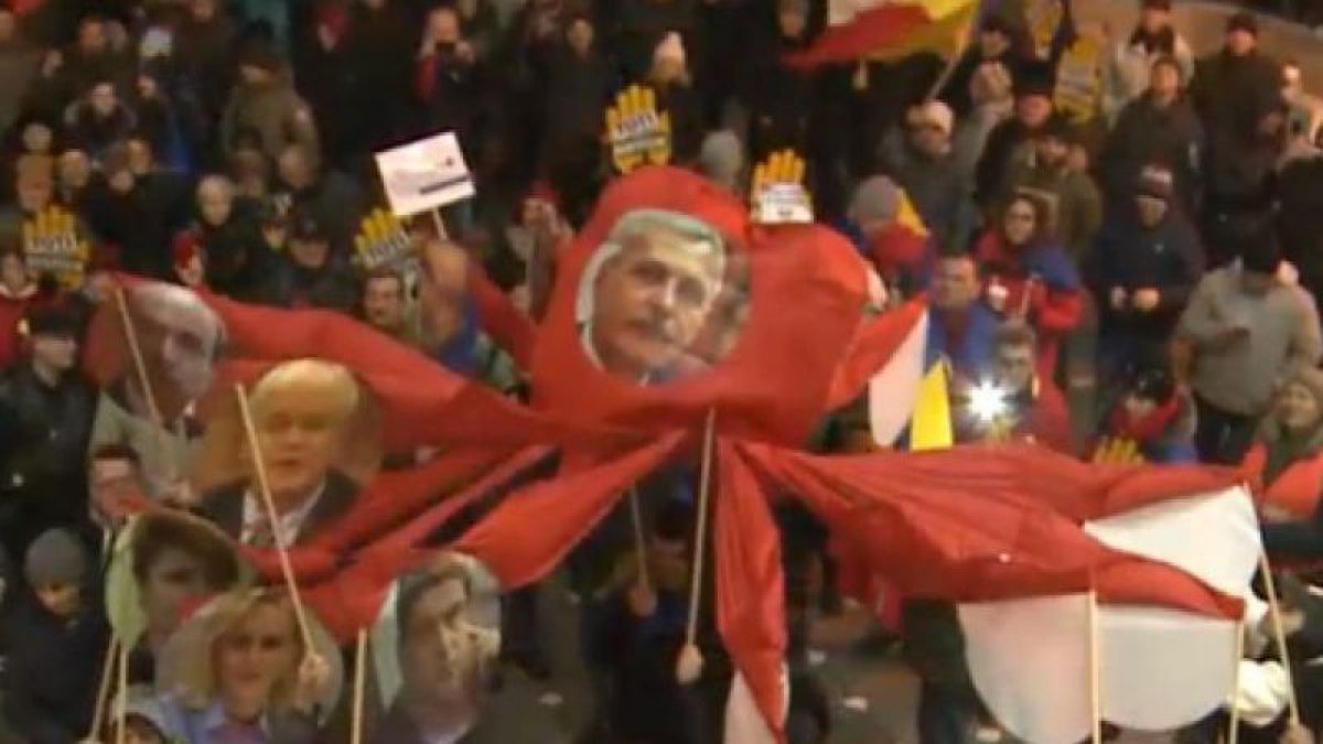 FOTO. România a ieșit în stradă: Circa 65 000 de oameni protestează în mai multe orașe ale țării